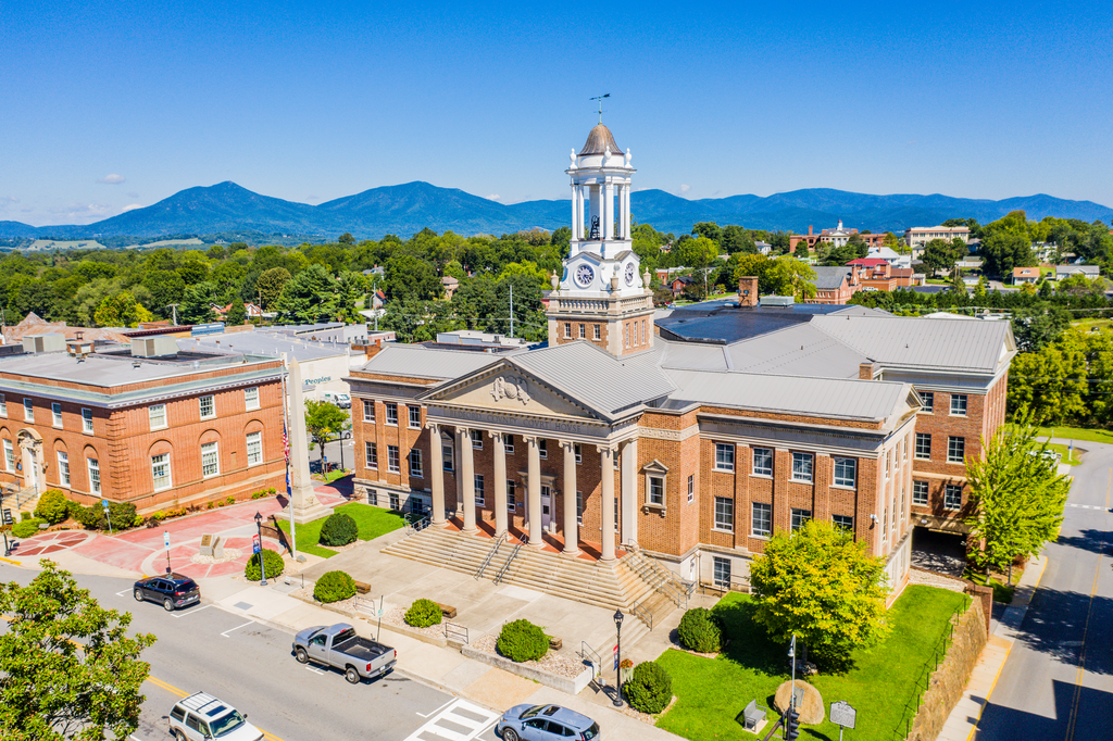 The Bedford County Courthouse. Courtesy of S. Basinger.