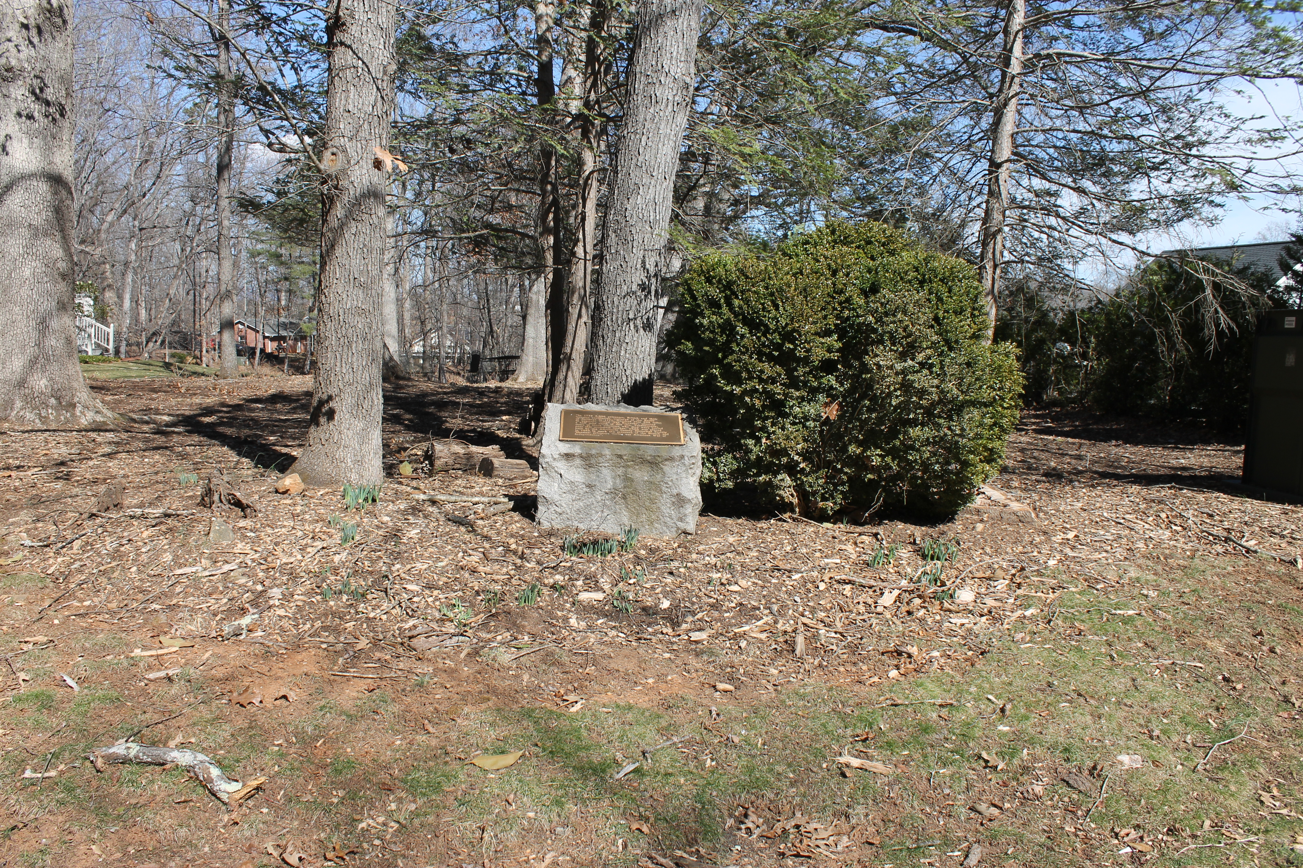 A wider view of the burial marker. Photo by Eric Gorton.