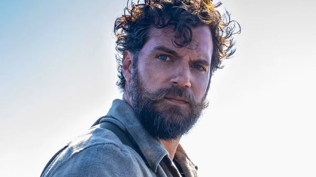 Henry Cavill volta a treinar para Highlander mesmo com bota ortopédica