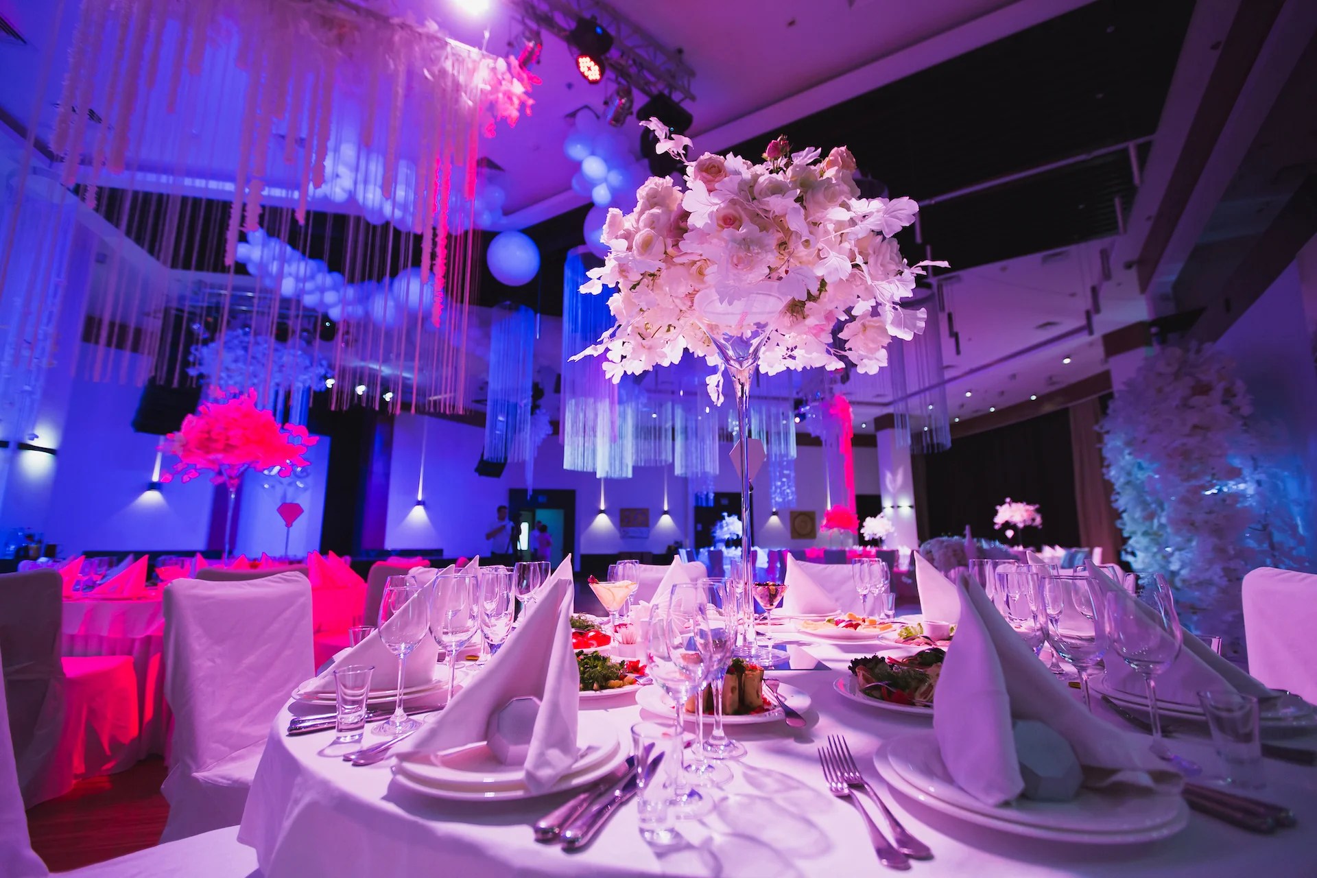 a-grand-restaurant-and-a-ballroom-in-a-luxury-hote-2022-02-15-17-25-11-utc_d67903e0-55f3-417f-9b0c-f87fef00c3ee