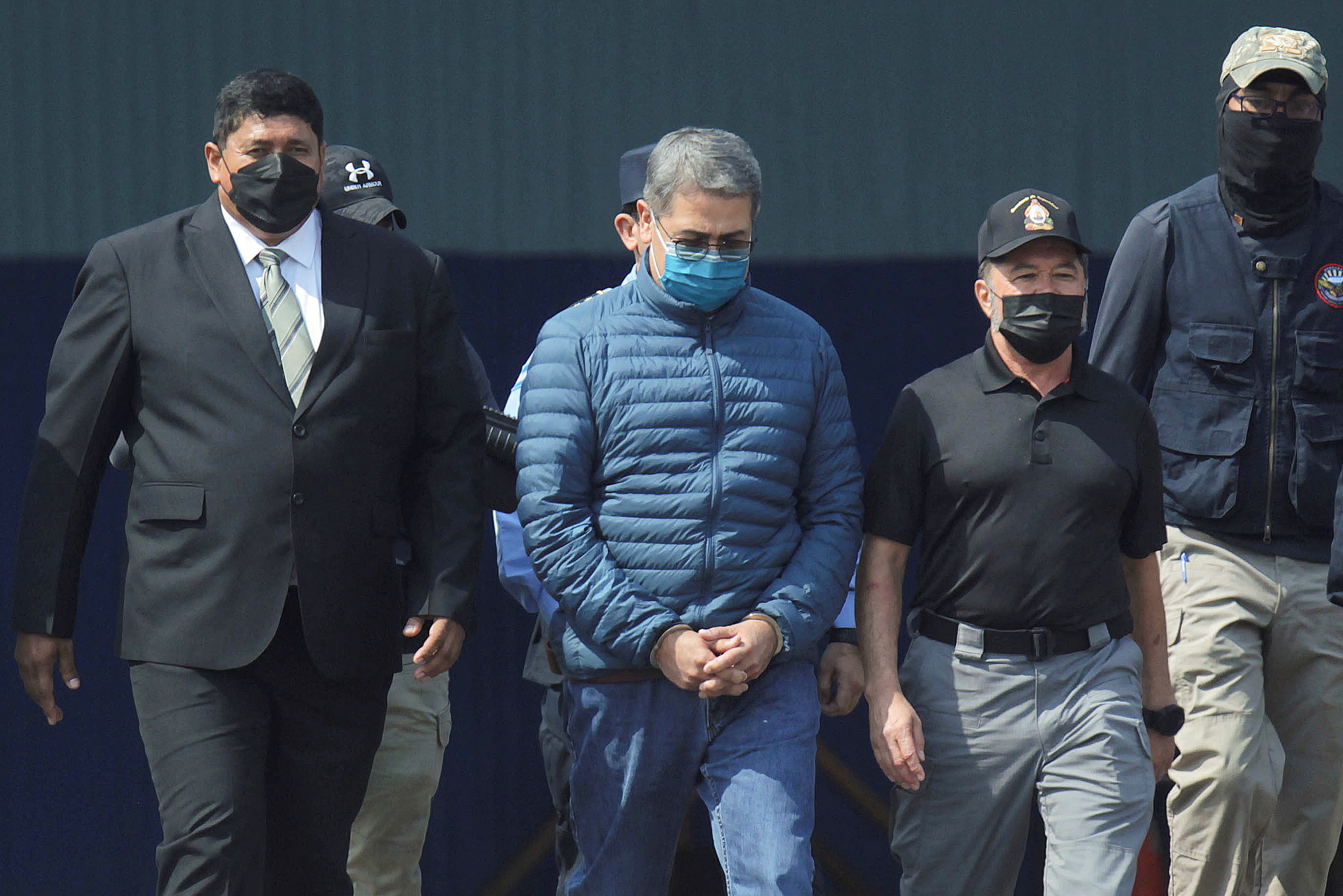 El expresidente hondureño Juan Orlando Hernández fue detenido en Tegucigalpa en abril de 2022 por cargos de narcotráfico. Luego fue extraditado a Nueva York, donde será juzgado en septiembre de 2023. REUTERS/Fredy Rodriguez/File Photo