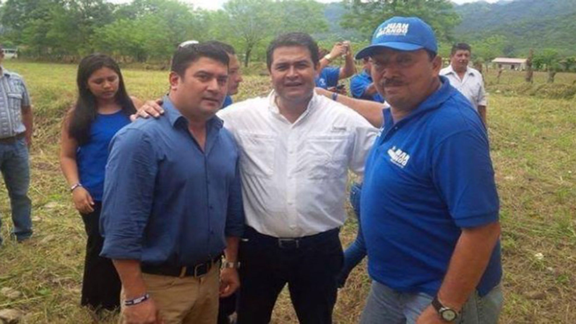 Alexander Ardón (izquierda), exalcalde de El Paraíso en Honduras, fue detenido y enviado a Estados Unidos por narcotráfico. Es uno de los testigos principales en la investigación al expresidente hondureño Juan Orlando Hernández (centro).