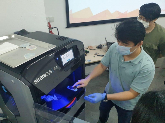 Removing parts from Stratasys J55 print tray.