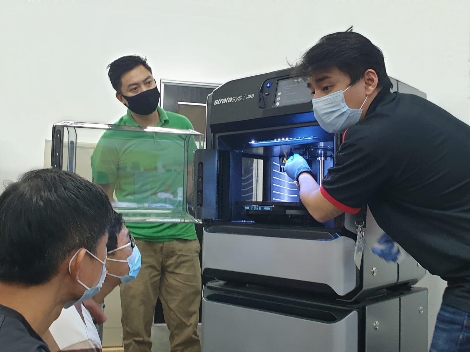 A look at the fixed print head of the Stratasys J55.