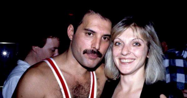 Freddie Mercury Et Mary Austin Une Idylle Longtemps Dissimulee Culturesco
