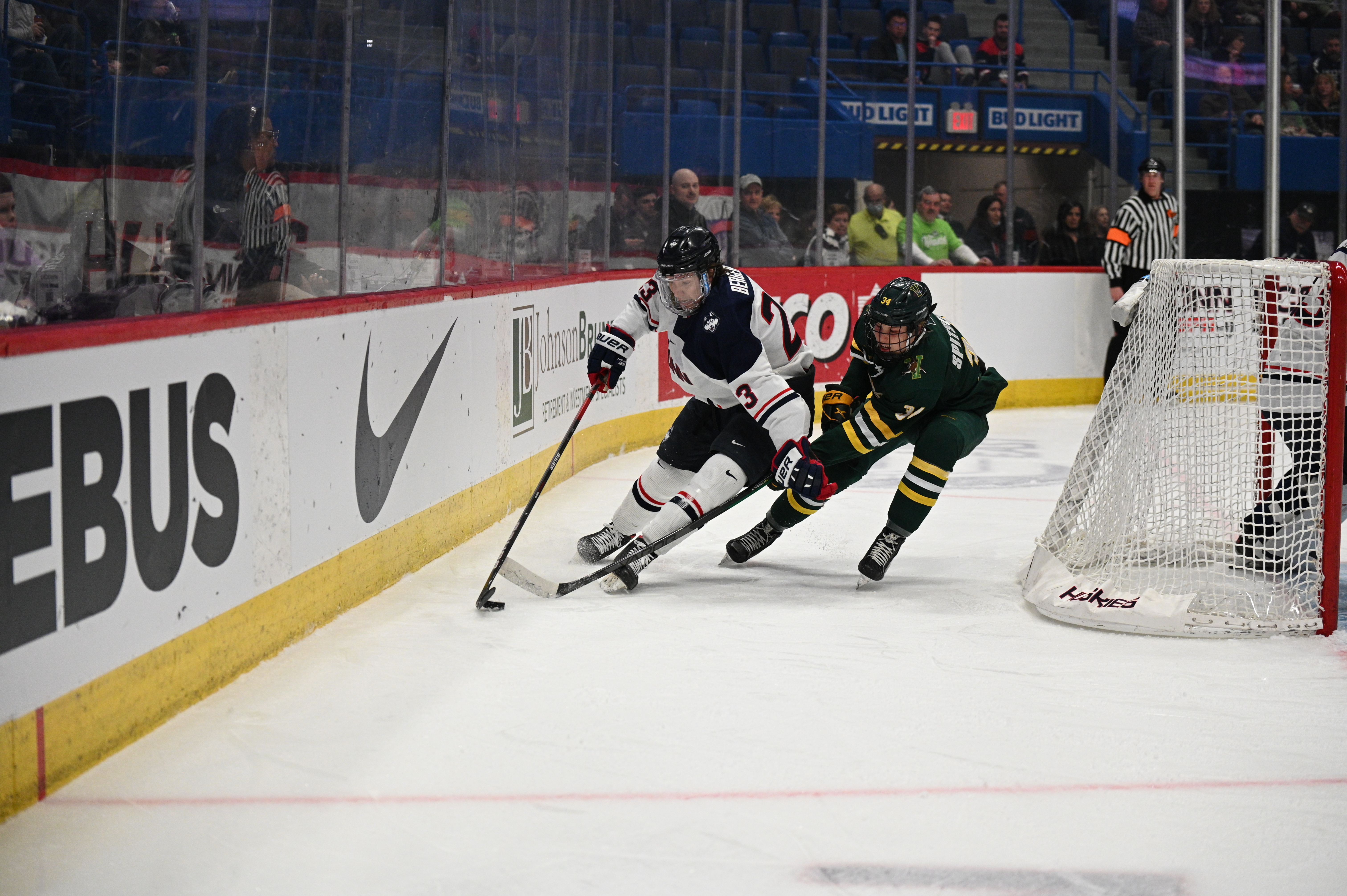 Men S Hockey Uconn Opens The Season With A Two Game Sweep At Vermont The Daily Campus