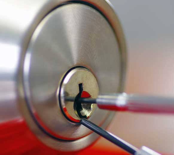 Ouverture d'une porte par un serrurier