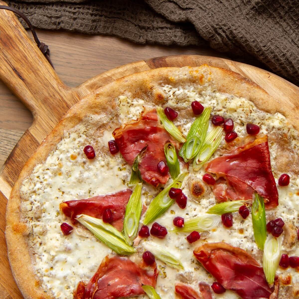 Hvit Surdeigspizza Med Spekeskinke Det Glade Kjokken