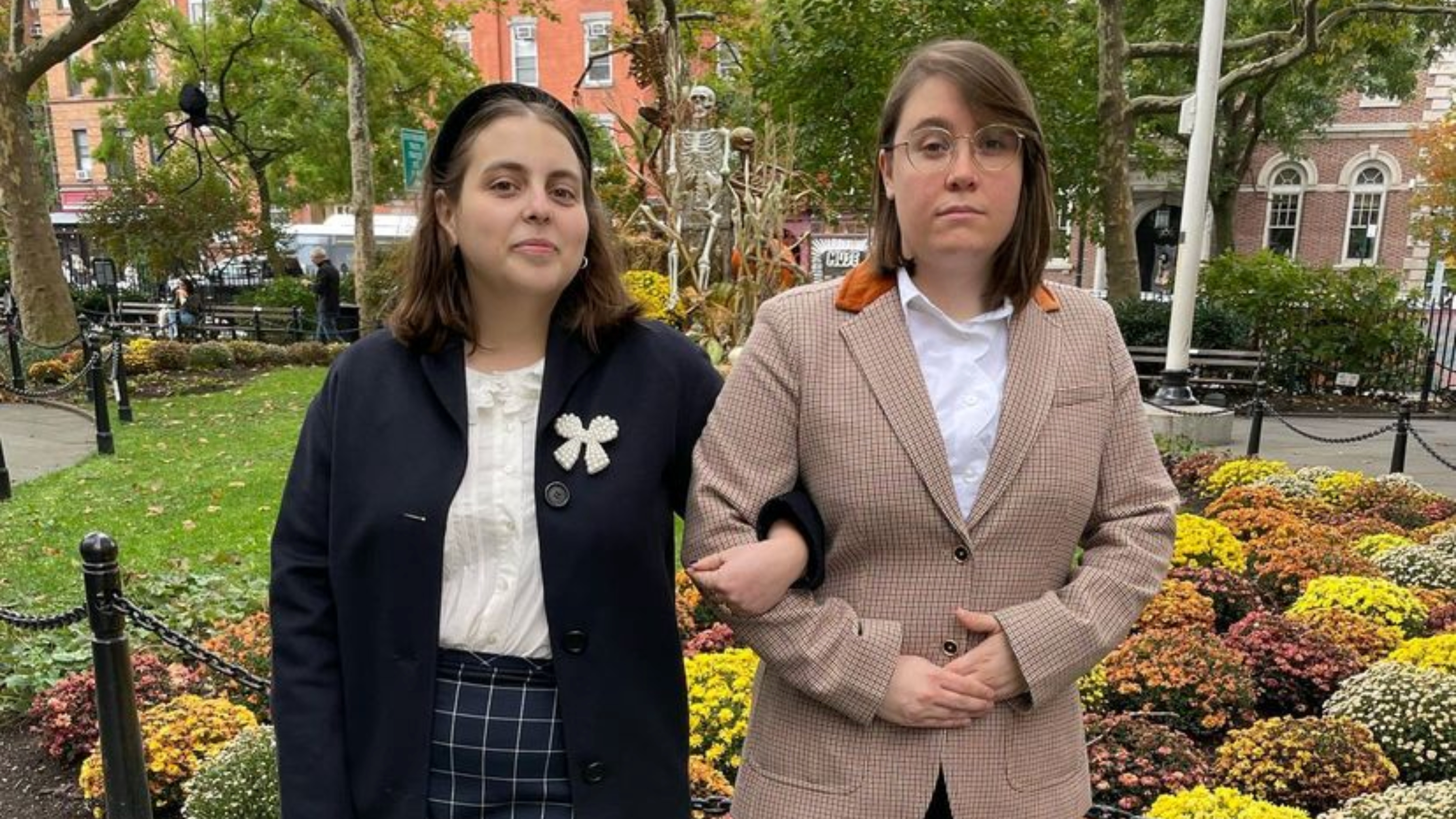 How did Beanie Feldstein and Bonnie Chance Roberts fall in love? 