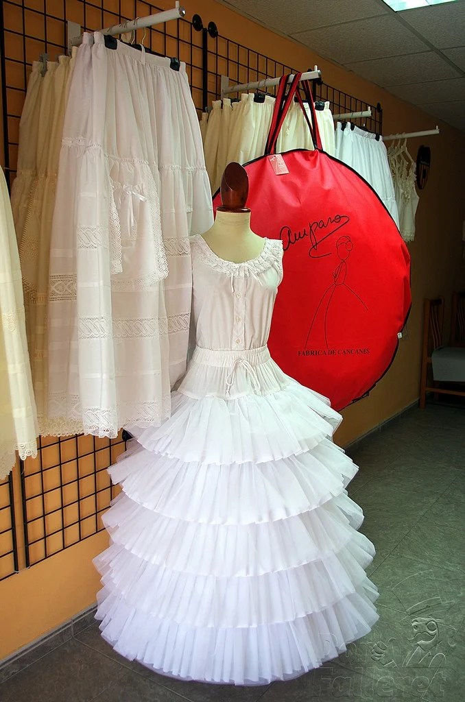 Cancanes Amparo lleva más de 15 años confeccionando cancanes y enaguas 6 Amparo Cancanes 02