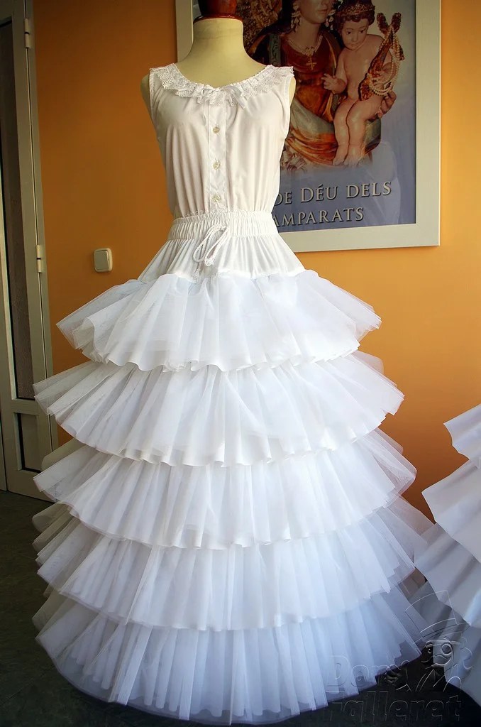 Cancanes Amparo lleva más de 15 años confeccionando cancanes y enaguas 3 Cancanes Amparo - Don Falleret