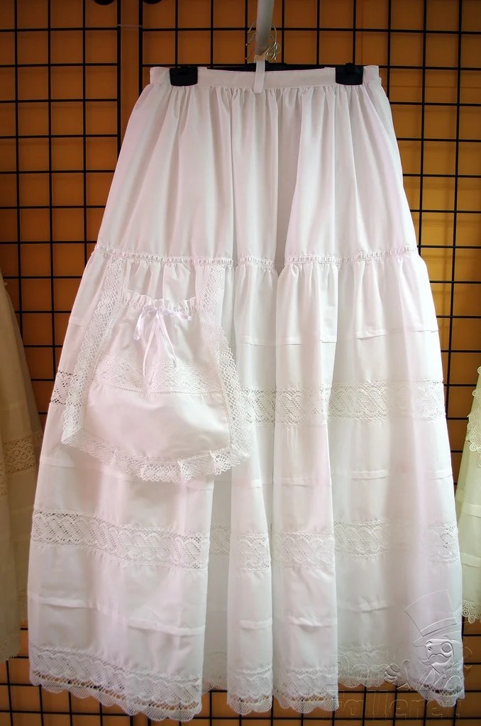 Cancanes Amparo lleva más de 15 años confeccionando cancanes y enaguas 17 Amparo Cancanes 13