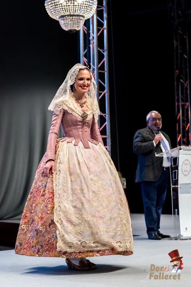 La Indumentaria valenciana llena la pasarela de Fiesta y Boda