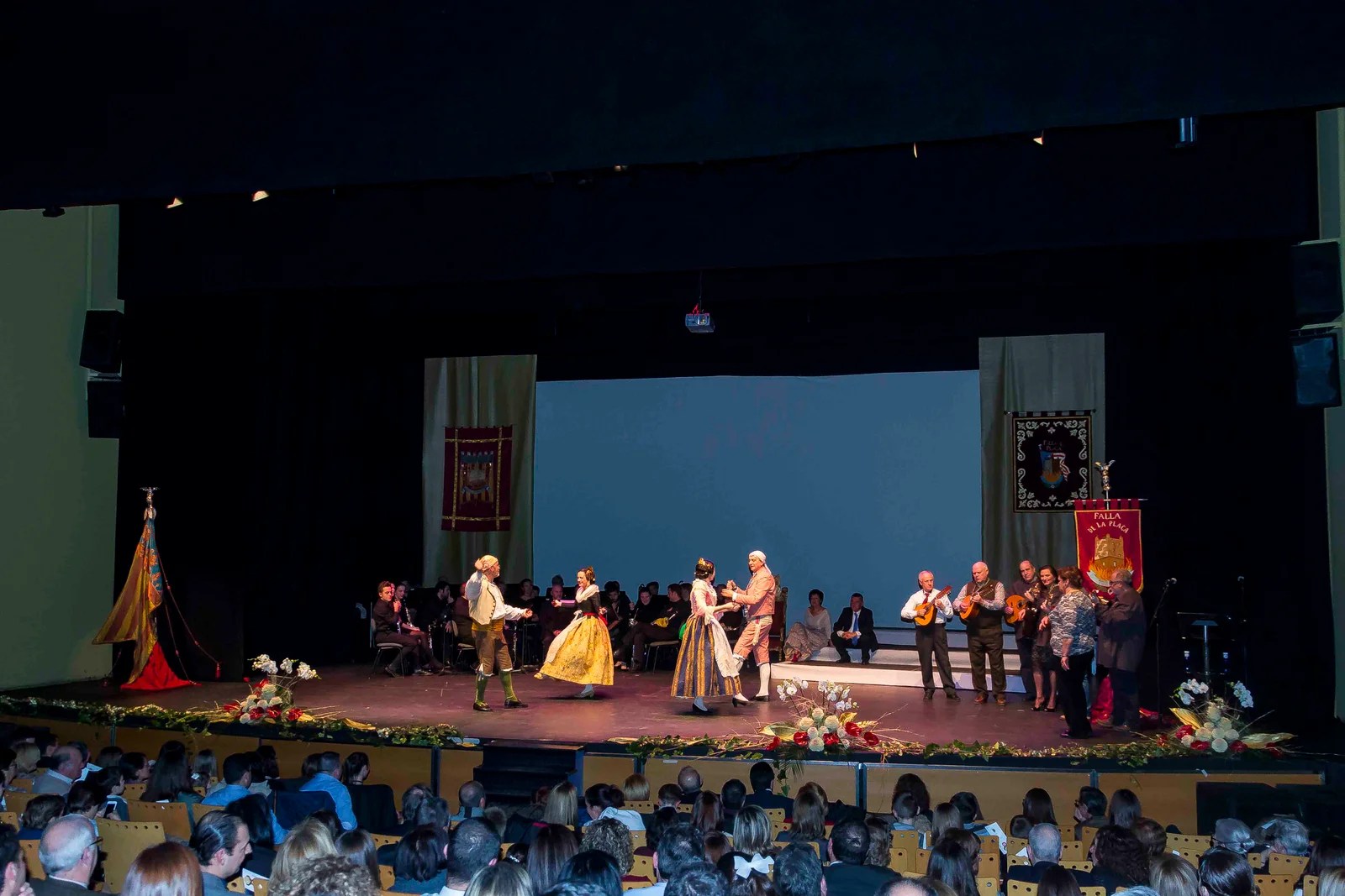 La Plaça celebra una emotiva Gala por su 75 Aniversario 3 rondalla i dansa