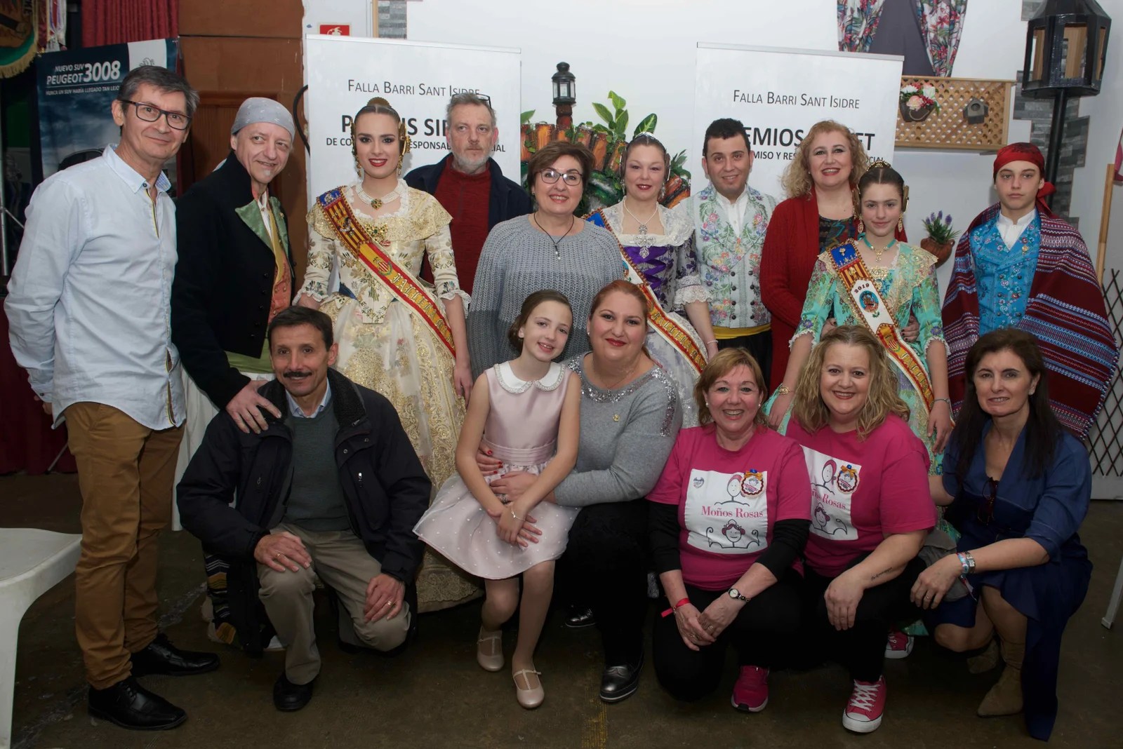 La Falla San Isidro premia la solidaridad 1 1. Algunas fallas candidatas representantes de falla Sant Isidre y l jurado