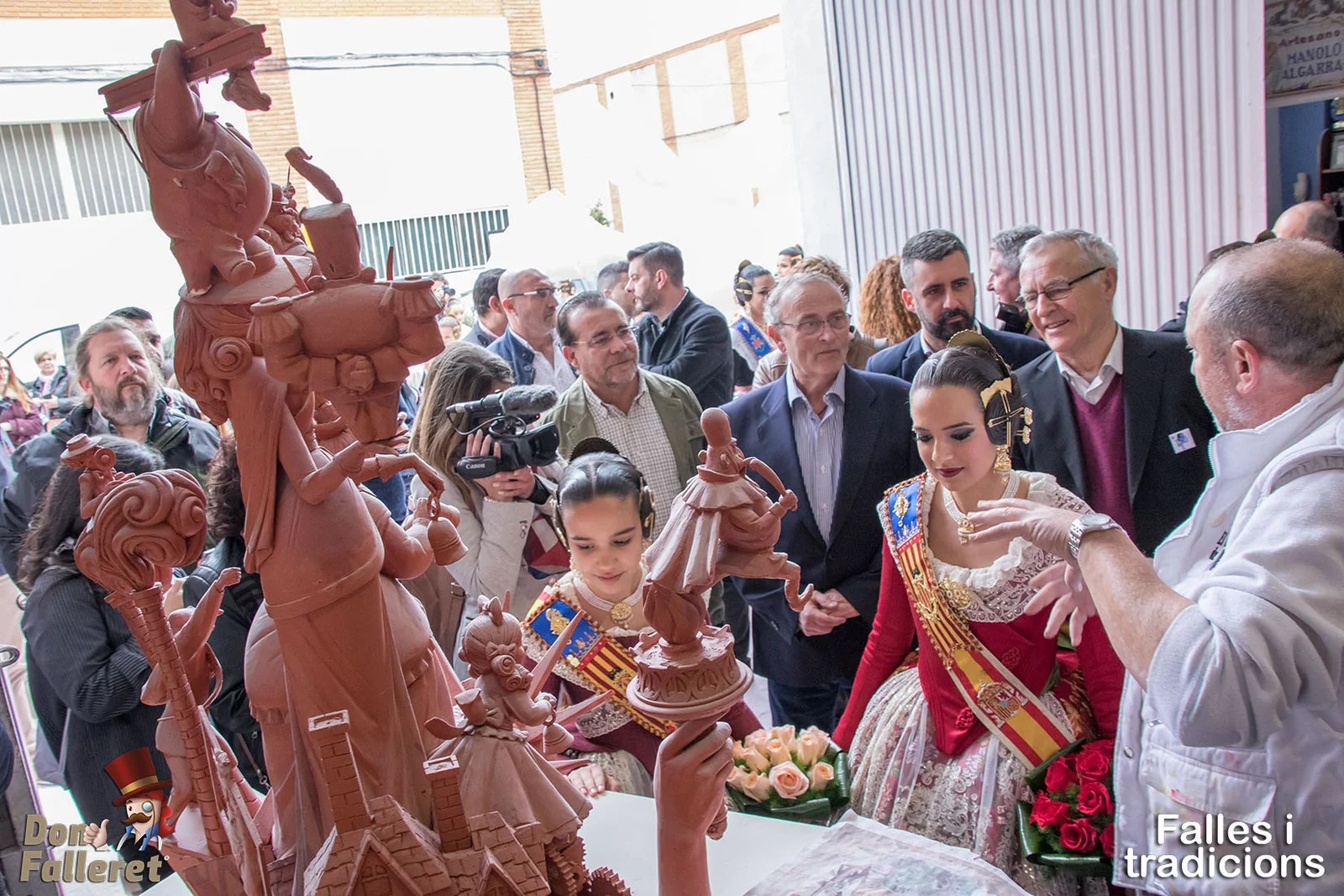 Las Falleras Mayores de València visitan la Ciudad del Artista Fallero