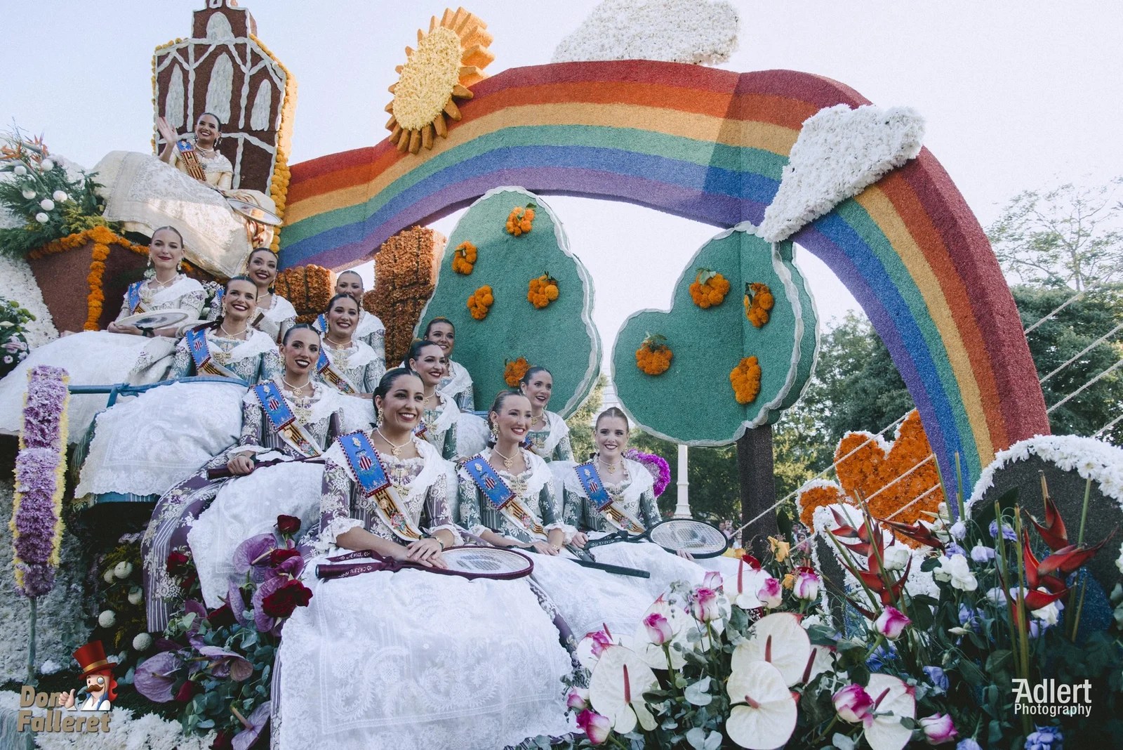 Color y diversión en la Batalla de Flores 2019 de València
