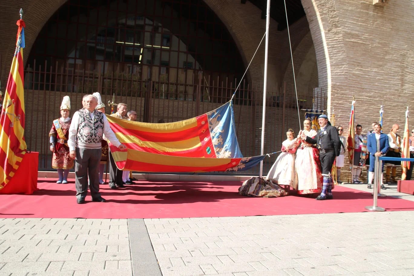 Las Fallas del Marítimo homenajean a la Senyera