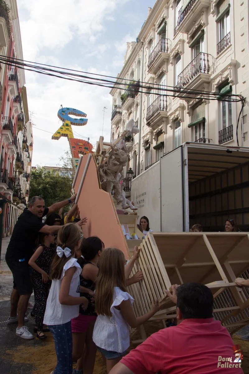 Con permiso de la autoridad, El Carmen plantó falla 2 Mig Any Faller Agp. Fallas del Camen Don Falleret 1