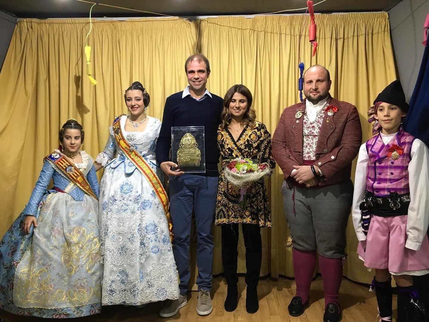 Ricardo Caballer galardonado con el Regina Falles de Valencia, Ángeles Algarra