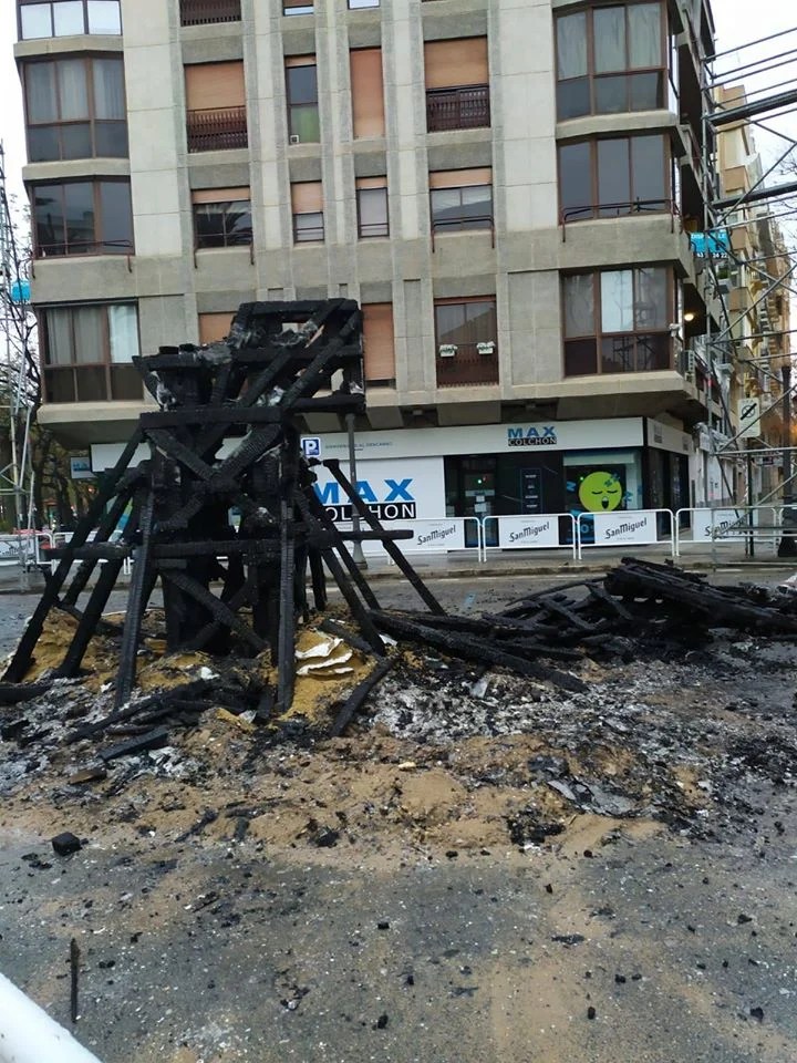 Un acto vandálico quema el remate de la Falla del Regne 2 89519237 2789413037774819 7995374203266138112 o