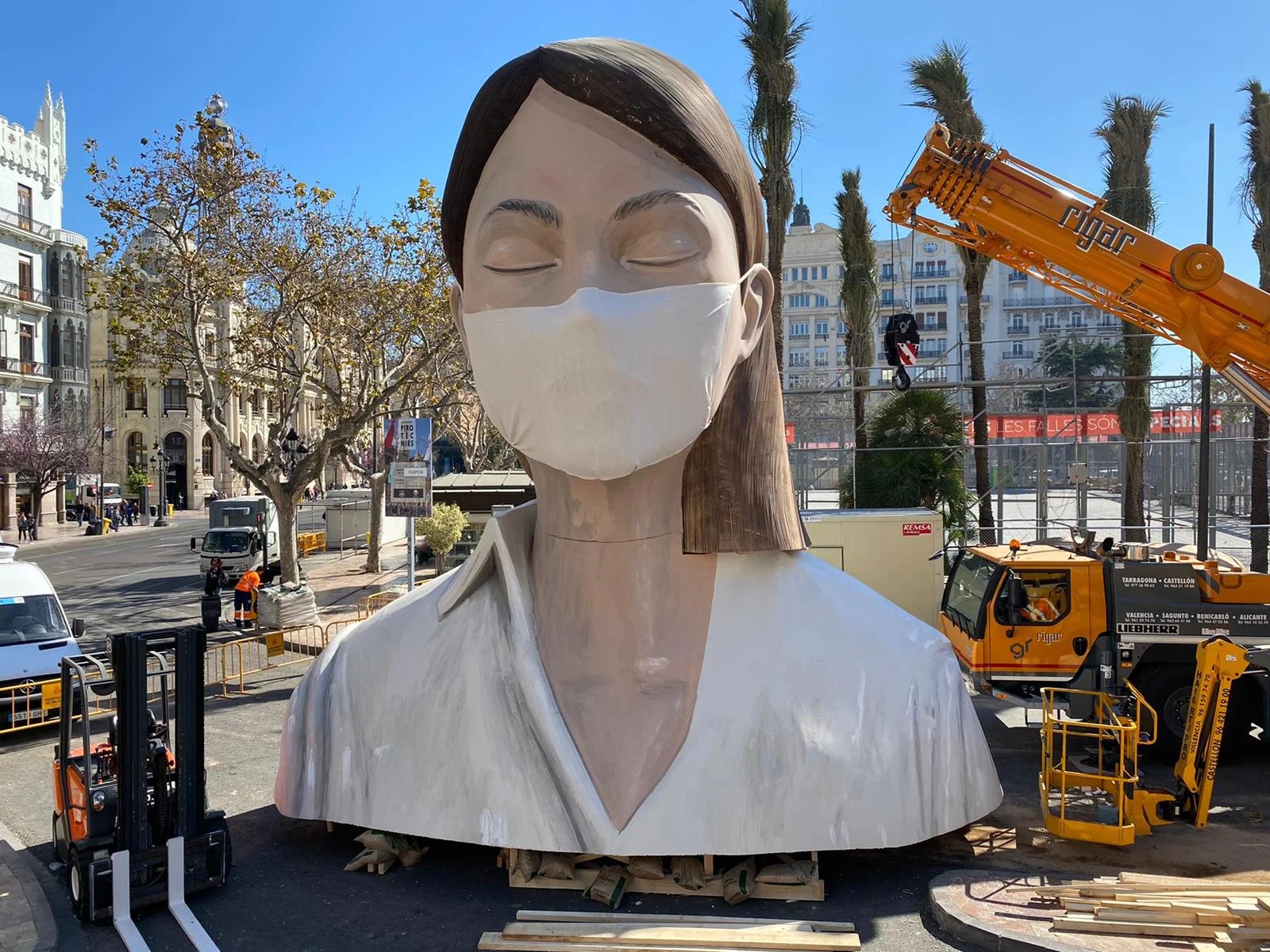 Consuelo Llobell Frasquet: "los falleros lucharemos para defender nuestra fiesta y defender esa cultura y esa pasión que tenemos" 9 La Meditadora con mascarilla Don Falleret
