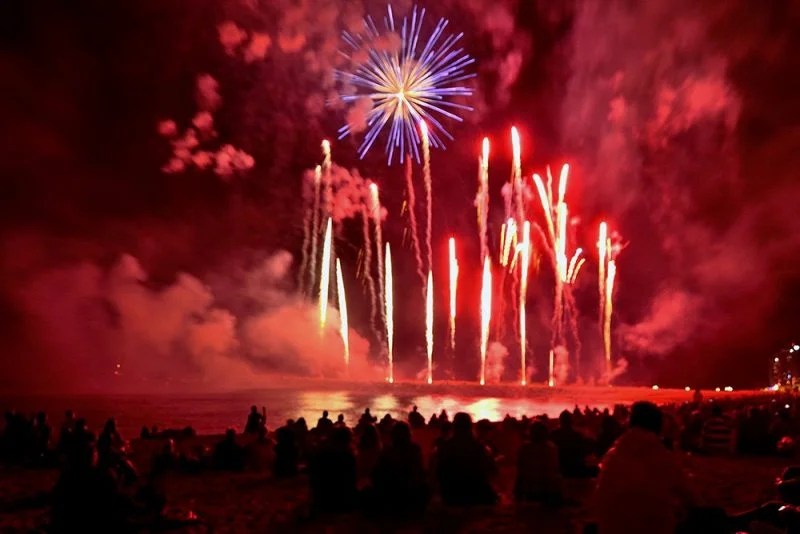 15 castillos simultaneos iluminarán la costa valenciana 2 fuegos artificiales playa noche san juan puerto sagunto 800x534 1