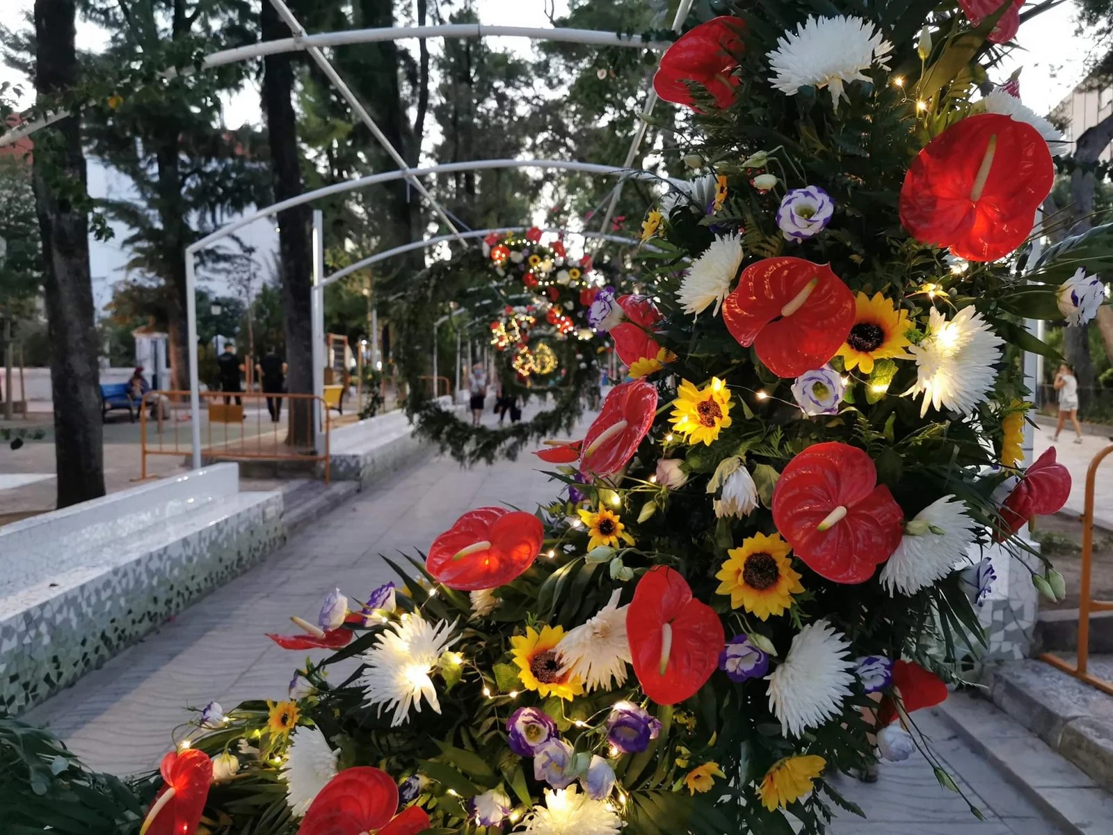 Los floristas recuperan la primavera decorando 20 municipios valencianos con ayuda de la Diputació 2 Alberic 4