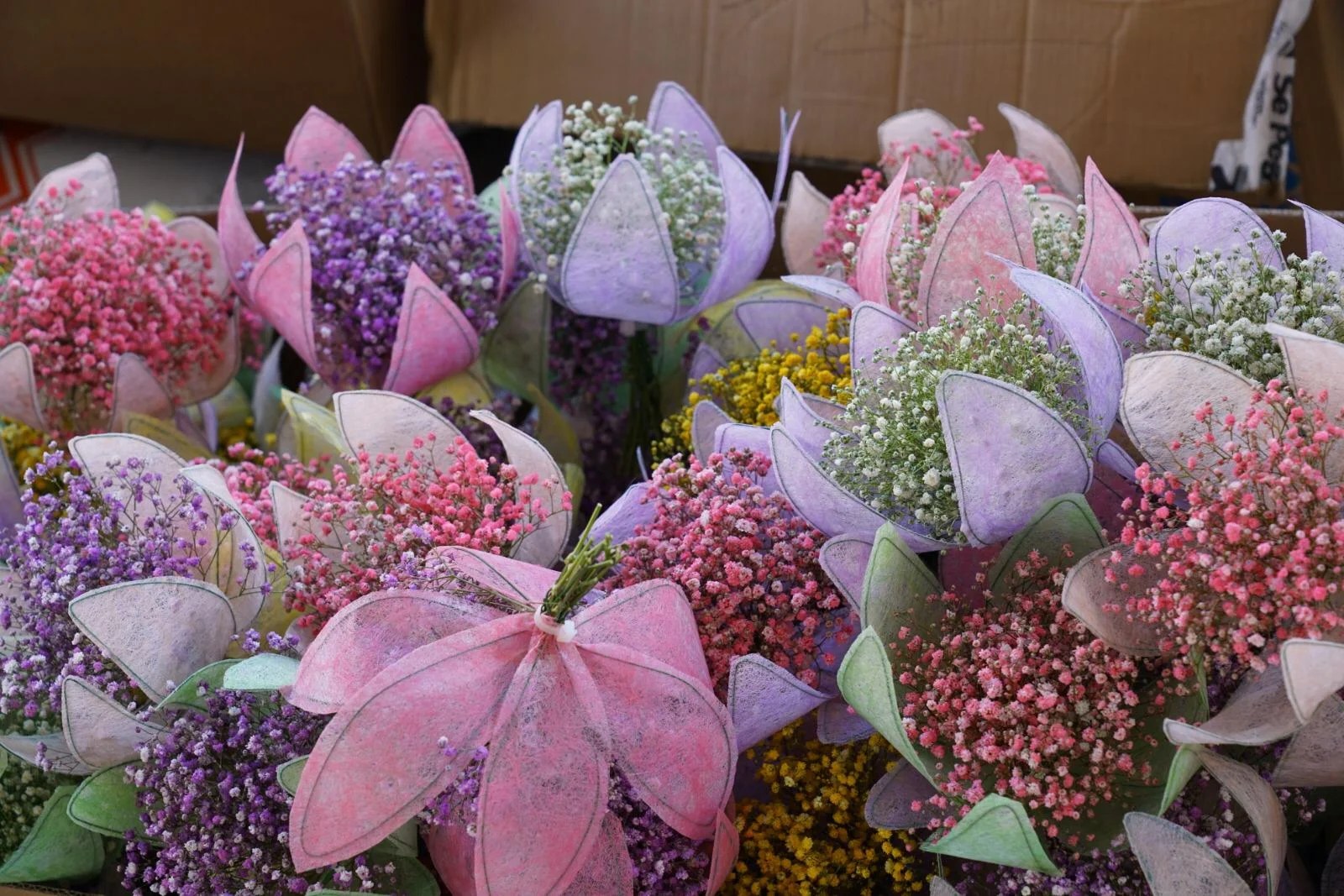Los floristas recuperan la primavera decorando 20 municipios valencianos con ayuda de la Diputació 4 Ayora 2