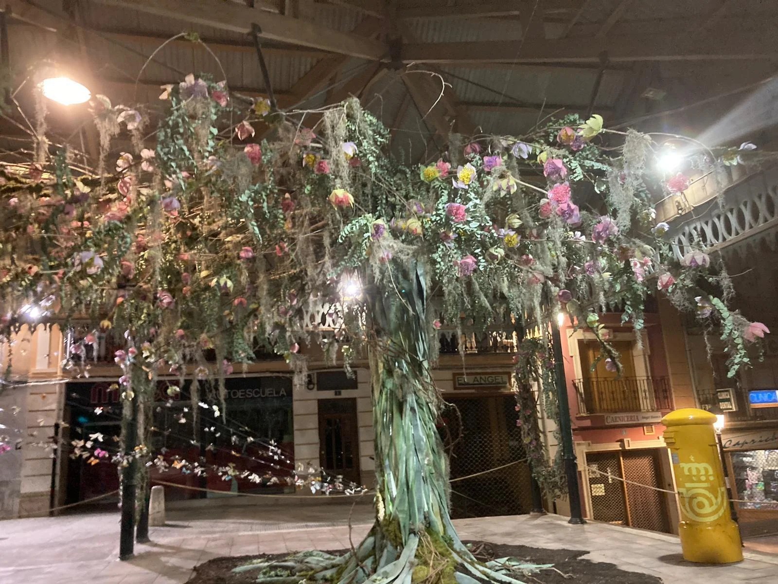 Los floristas recuperan la primavera decorando 20 municipios valencianos con ayuda de la Diputació 5 Ayora 4