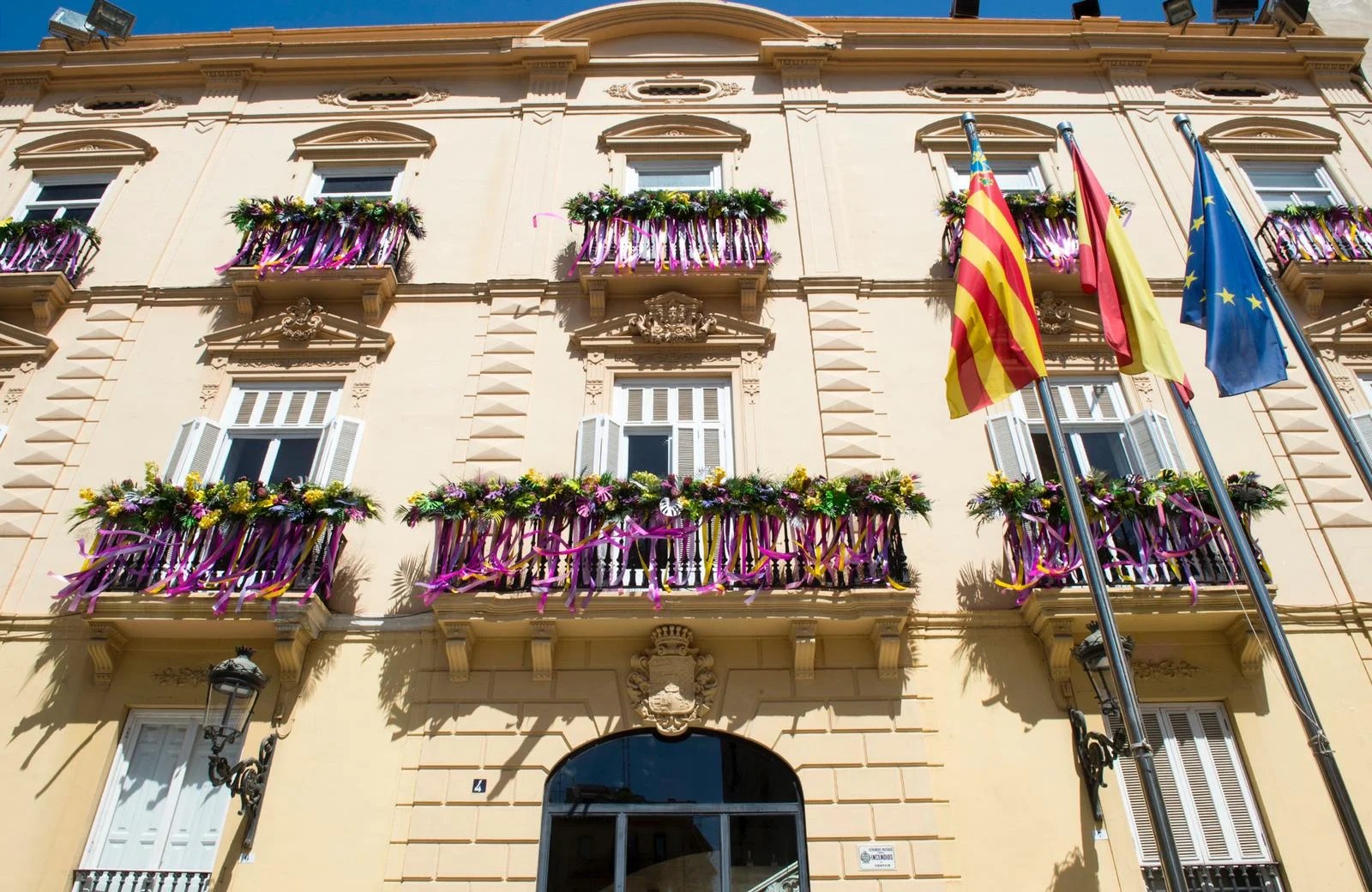 Fachada del Palau de la Batlia de la Diputació engalanada con flores Dipu 5