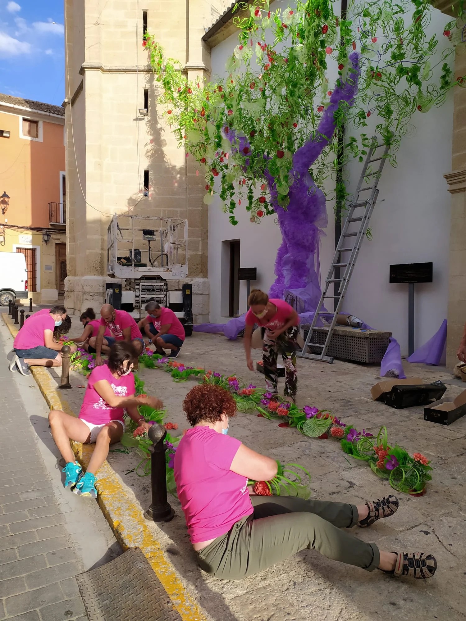 Los floristas recuperan la primavera decorando 20 municipios valencianos con ayuda de la Diputació 20 Quatretonda 3