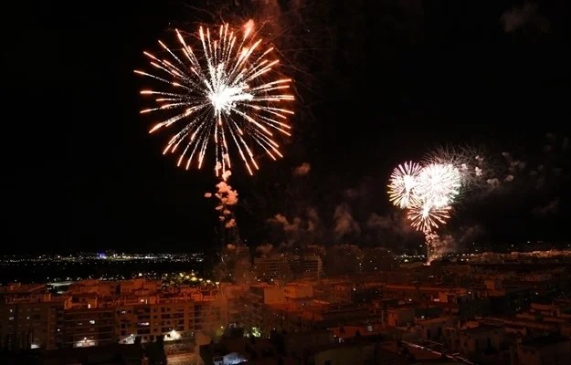 Mislata il·lumina la seua nit amb la disparada de huit castells de focs artificials simultanis 1 mg 8569