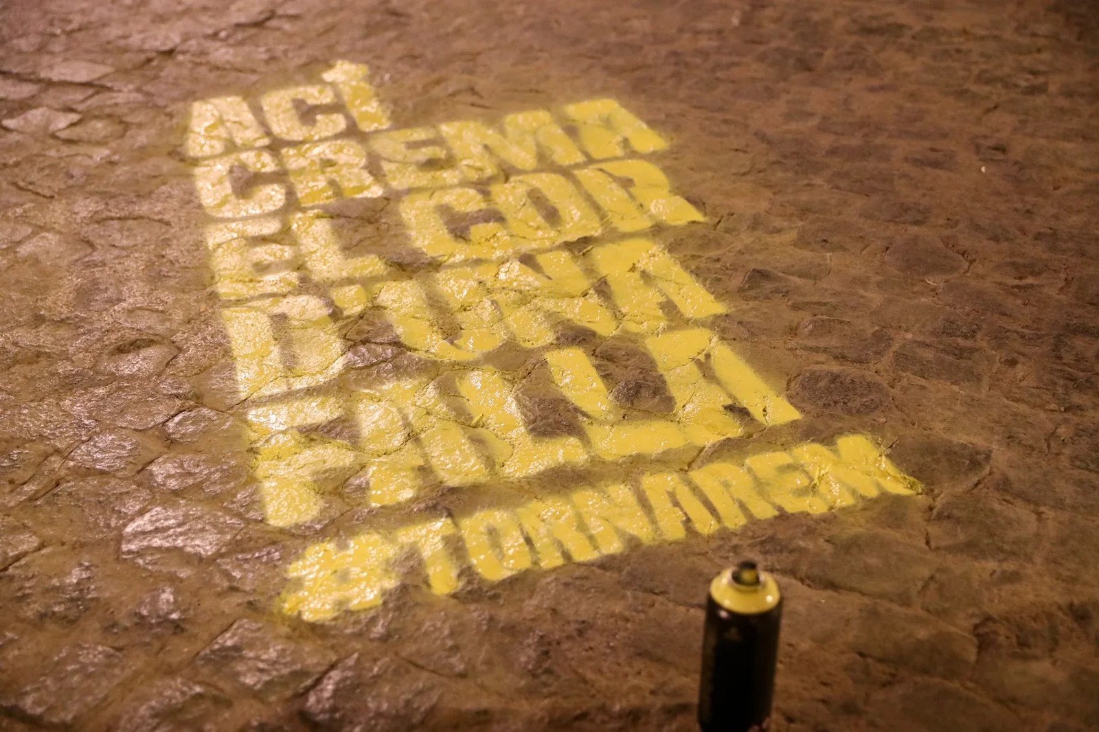 La pintada «Ací crema el cor d’una falla» para recordar la «plantà» de las 382 Fallas de Junta Central Fallera
