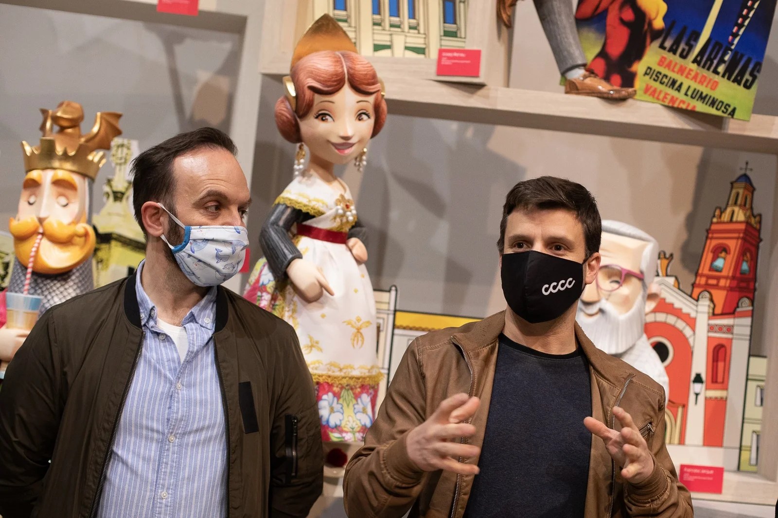 Los artistas Ceballos & Sanabria exhiben un adelanto de la Falla Infantil Municipal en el Centro del Carmen