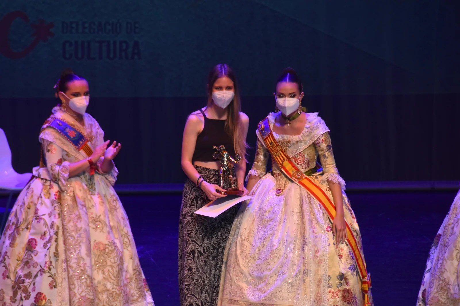 La Gala de la Cultura pone el punto de inicio hacia las Fallas 2021 de septiembre 36 Arantxa Solá García En el paper de Sonsoles, de l´obra De Remat de la falla Carrera de Sant Lluís-Doctor Waksman