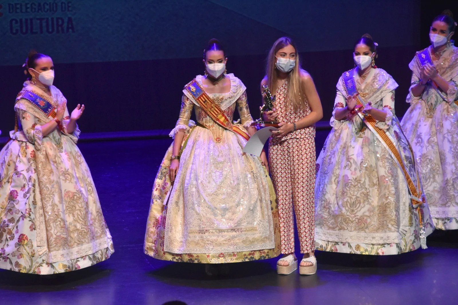 La Gala de la Cultura pone el punto de inicio hacia las Fallas 2021 de septiembre 34 Maria Molina Tena En el paper de Sara, de l´obra De Remat de la falla Carrera de Sant Lluís-Doctor Waksman