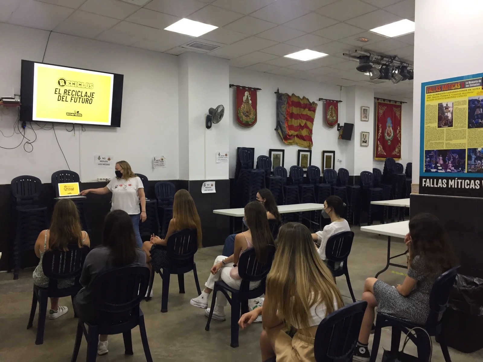 La Falla Sagunto Padre Urbano pone en marcha la primera delegación juvenil de ecología 1 Momento de la charla sobre reciclaje y Reciclos