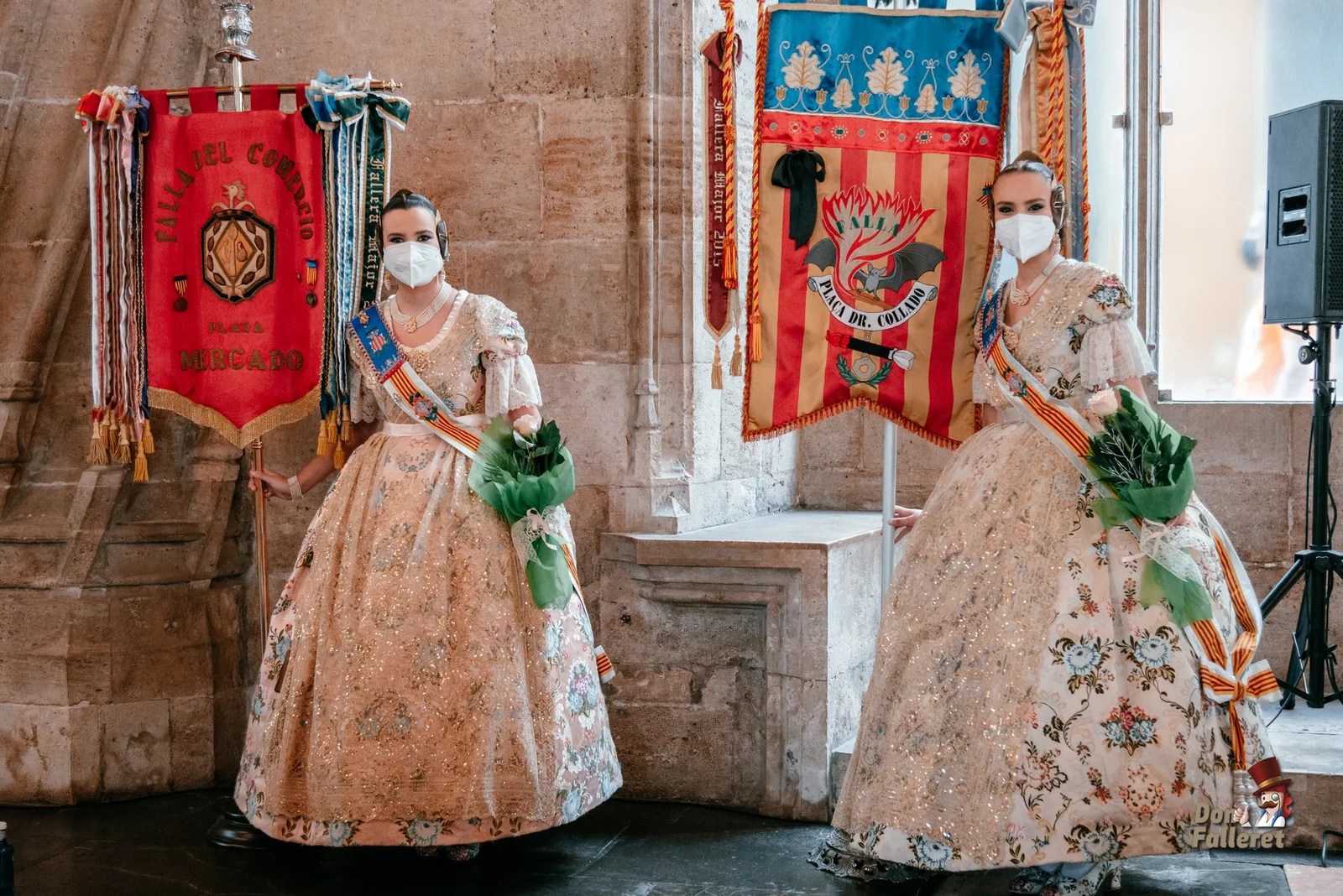 Las componentes de las Corte de Honor, Helena Espert junto al estandarte de su comisión Falla Plaza del Marcado Central y Marina Fagoaga junto al suyo de la Falla Plaza del Dr. Collado. Foto: Fran Adlert/Don Falleret