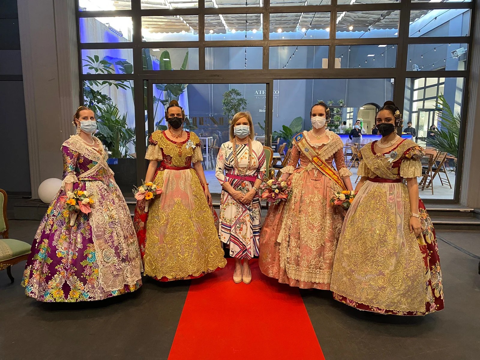 El Ateneo inaugura su programación para las Fallas 2021 con la ceremonia de imposición de la banda a su Reina Ana Bonet Cerdá