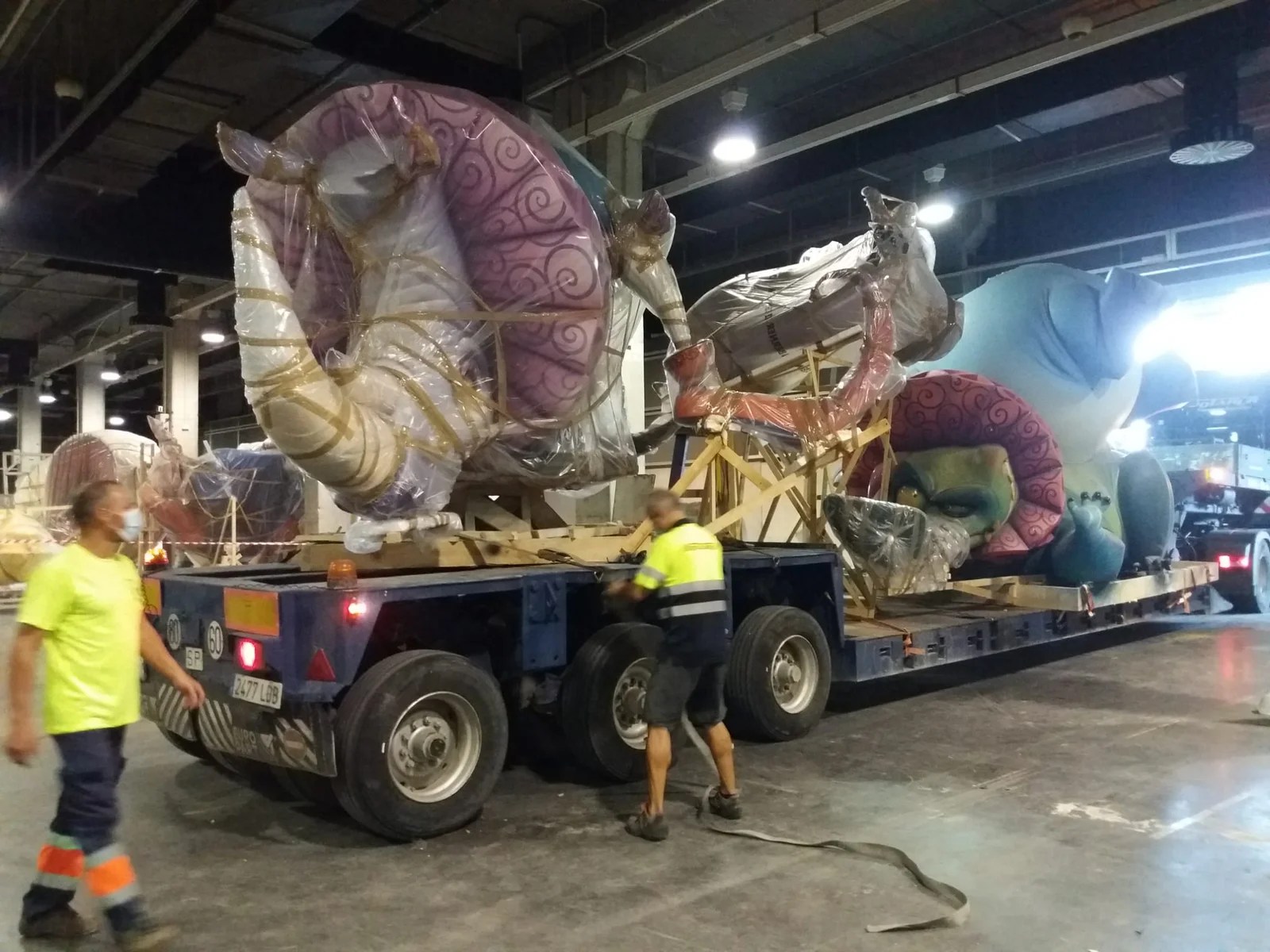 Momentos de carga de piezas de las fallas preparadas para su traslado, día 20 de agosto Foto: Gremio de Artistas Falleros