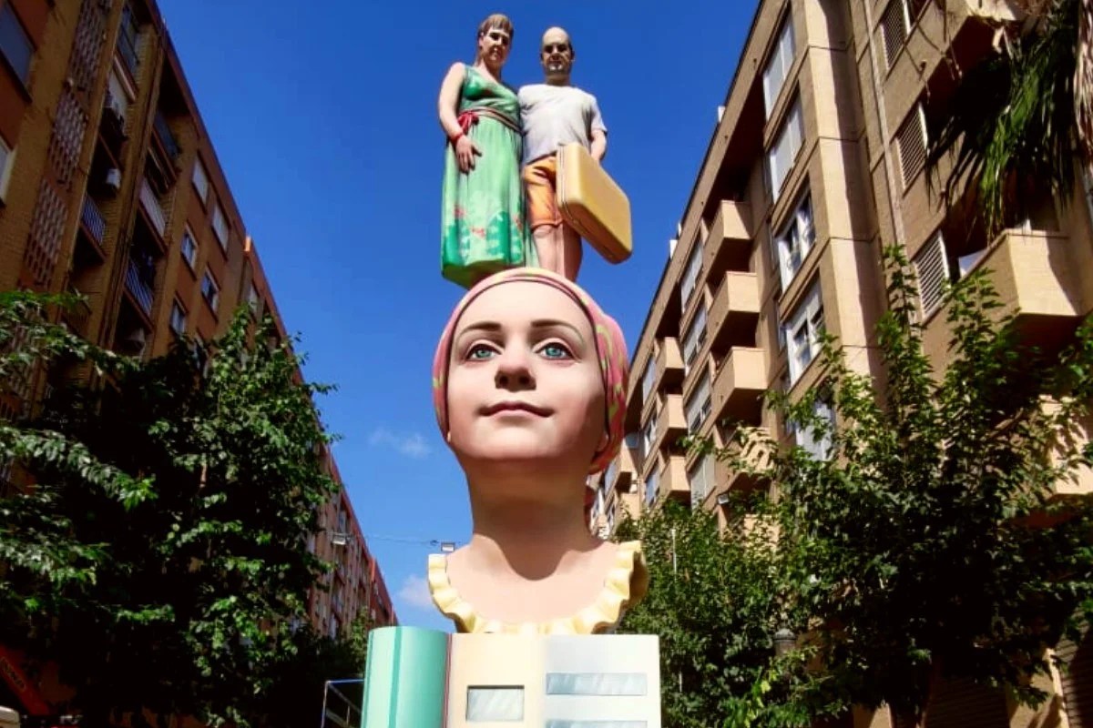 Vuelven las Fallas, vuelve la Solidaridad 2 Falla Malilla - Isla Cabrera obra de Raúl Martínez "Chuky"