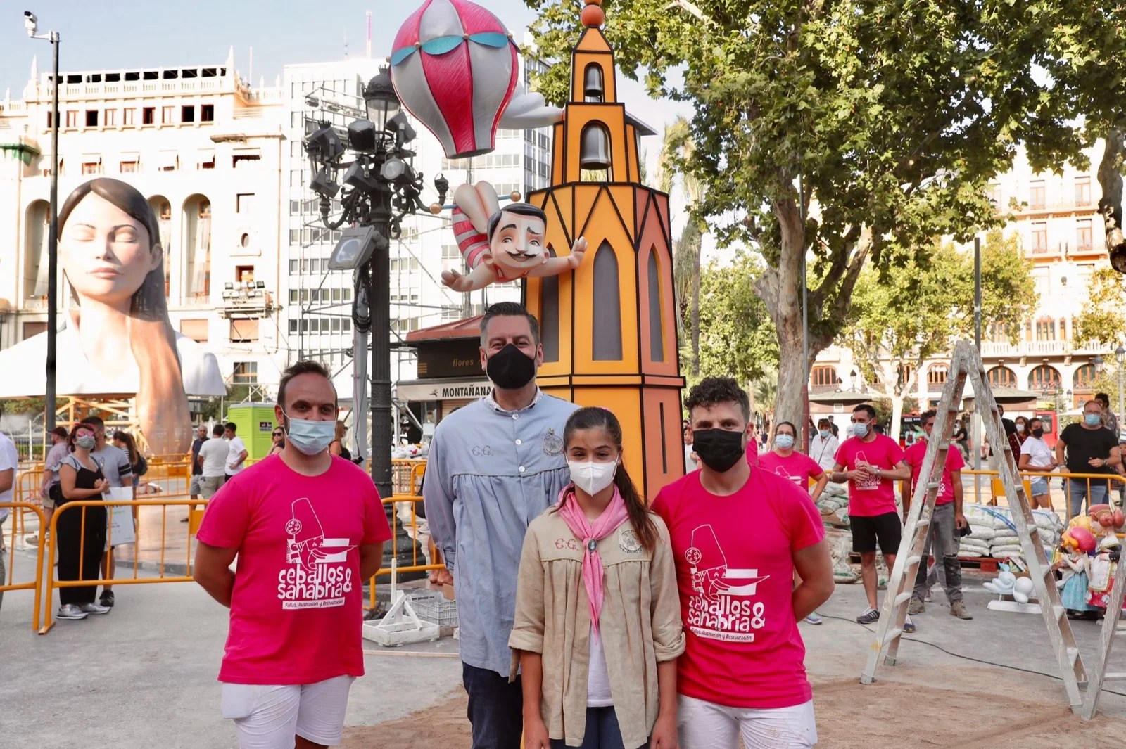 Carla García, Fallera Mayor Infantil de València, junto a los artistas de la Falla Municipal Infantil Ceballos y Sanabria, acompañada del Concejal y Presidente de Junta Central Fallera, Carlos Galiana Foto: Armando Romero