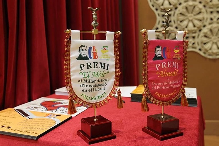 El Casal Bernat i Baldoví premia la sàtira i crítica de les Falles