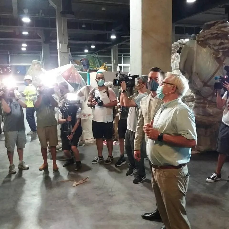 Joan Ribó visitaba el inico del traslado de las Fallas desde Feria València a las ubicaciones para su plantà Foto: Gremio de Artistas Falleros