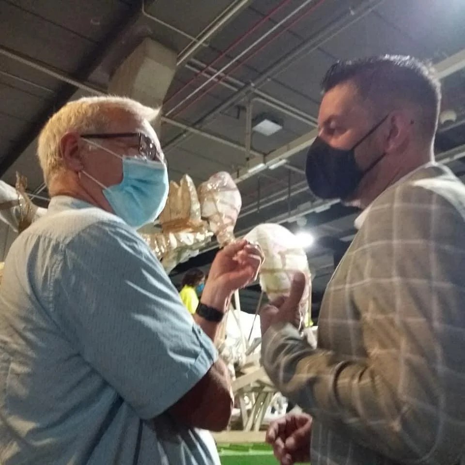 Joan Ribó acompañado por Carlos Galiana en Feria València en el inicio del traslado de las Fallas Foto: Gremio de Artistas Falleros