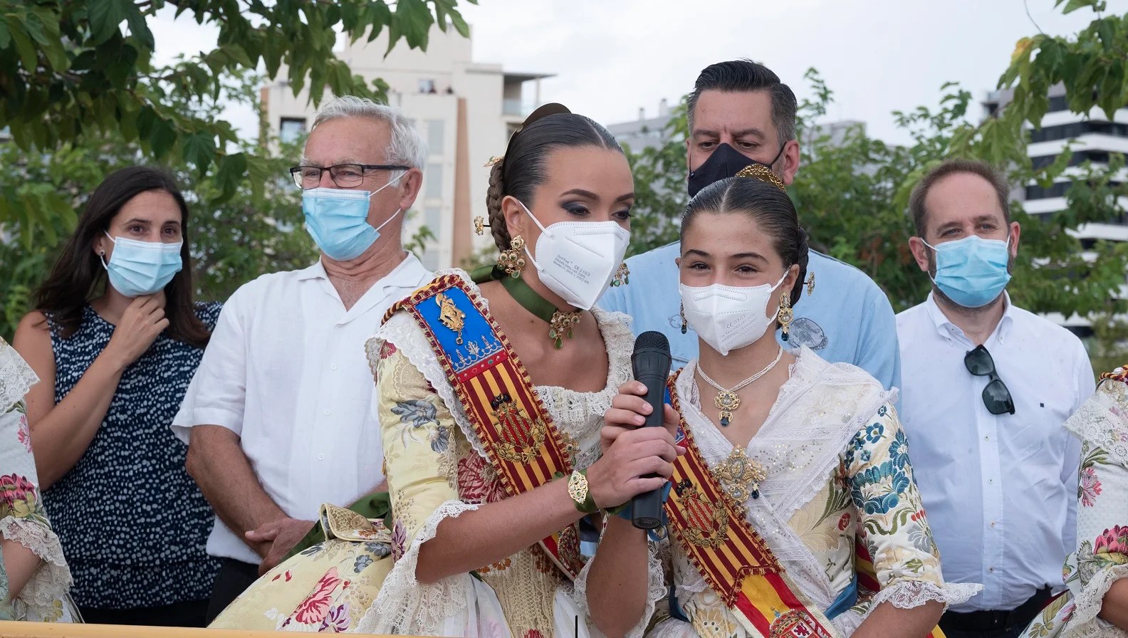 L’alcalde destaca el suport de l’Ajuntament per als sectors econòmics vinculats a les falles, “clau per a la ciutat” 3 • Una de les primeras mascletas de la semana fallera, en Natzaret