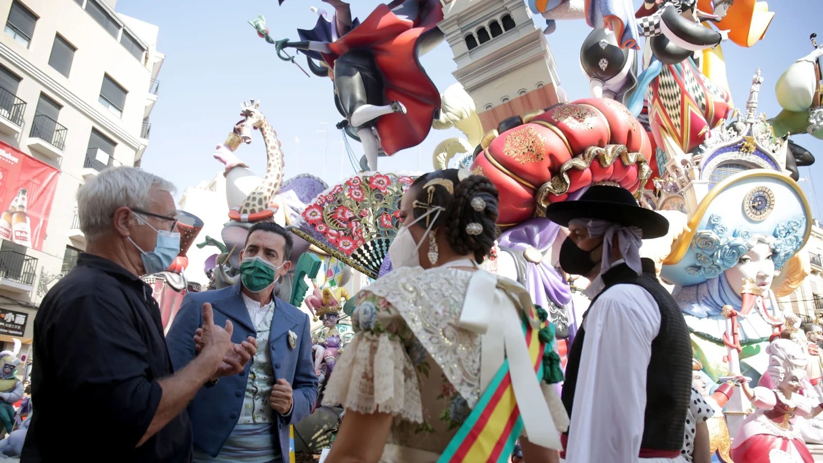 El Ayuntamiento felicita a la comisión de Convento Jerusalén- Matemático Marzal, doble ganadora del primer premio de la Sección Especial 1 • Joan Ribó ha visitado las Fallas de Convent Jerusalem- Matemàtic Marzal