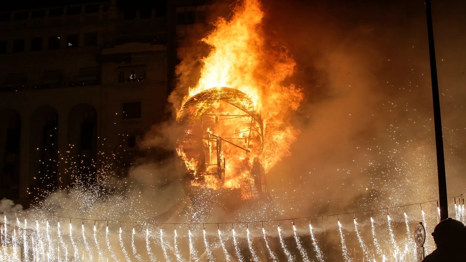 • La cremà de la Falla Municipal ha cerrado el ciclo fallero de 2020