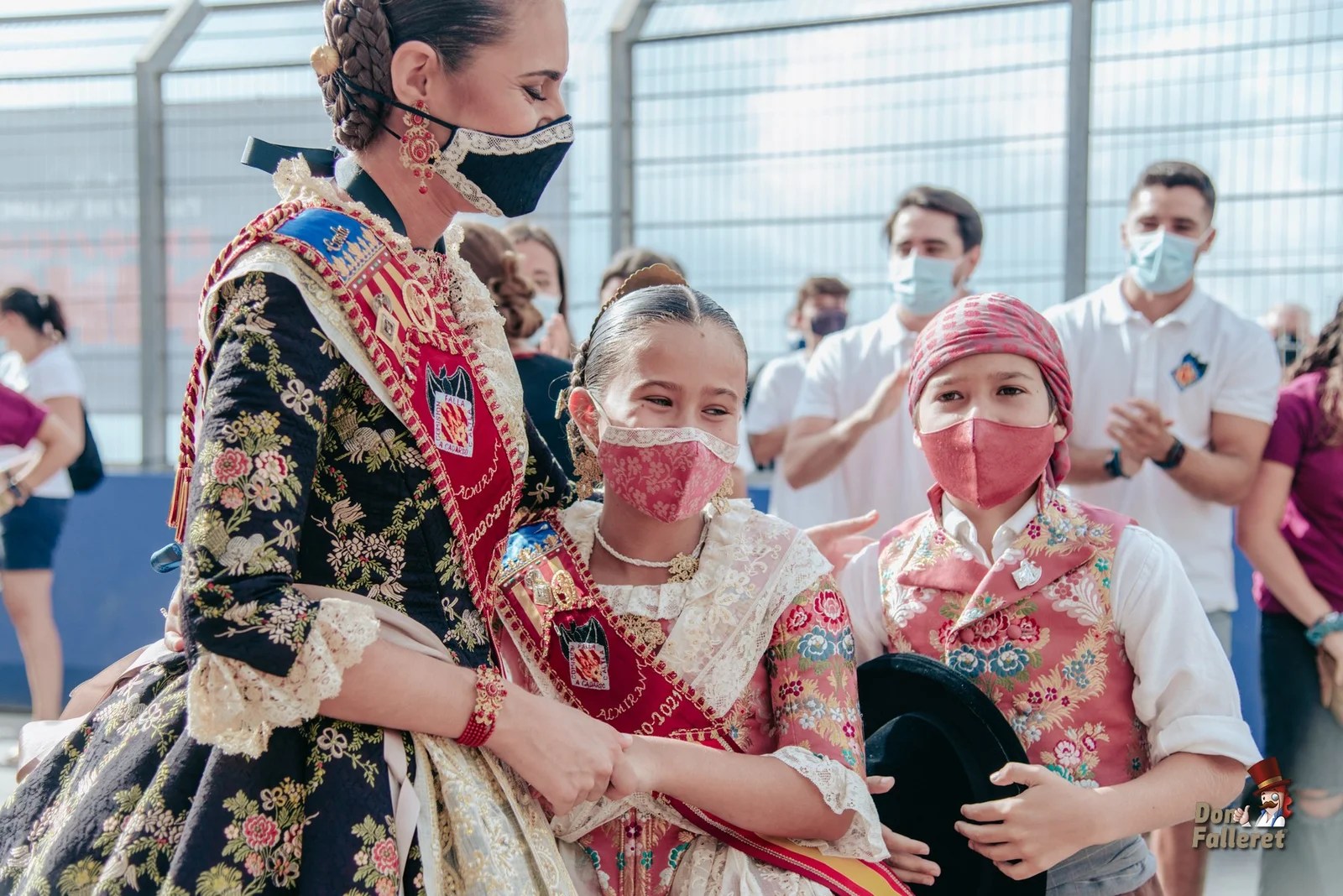Un doblete, ninots y una fallera mayor y su corte revolucionadas 5 La alegría de Carla, Aisha y Nico Foto: Fran Adlert